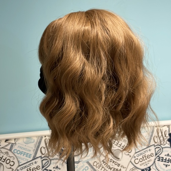 Caramel blonde short synthetic wig - Picture 4 of 7